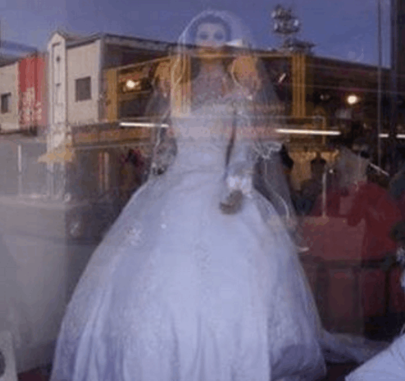 FOTOS] Esta tienda usa un cadáver como maniquí para lucir sus vestidos de  novia