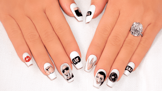 Kim Kardashian se pintó las uñas con sus propios “kimojis”
