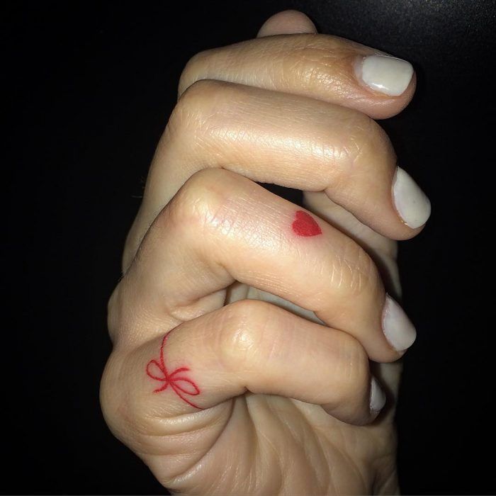 PRECIOSOS: 15 tatuajes que hacen un homenaje a la leyenda de 'El hilo rojo  del destino'