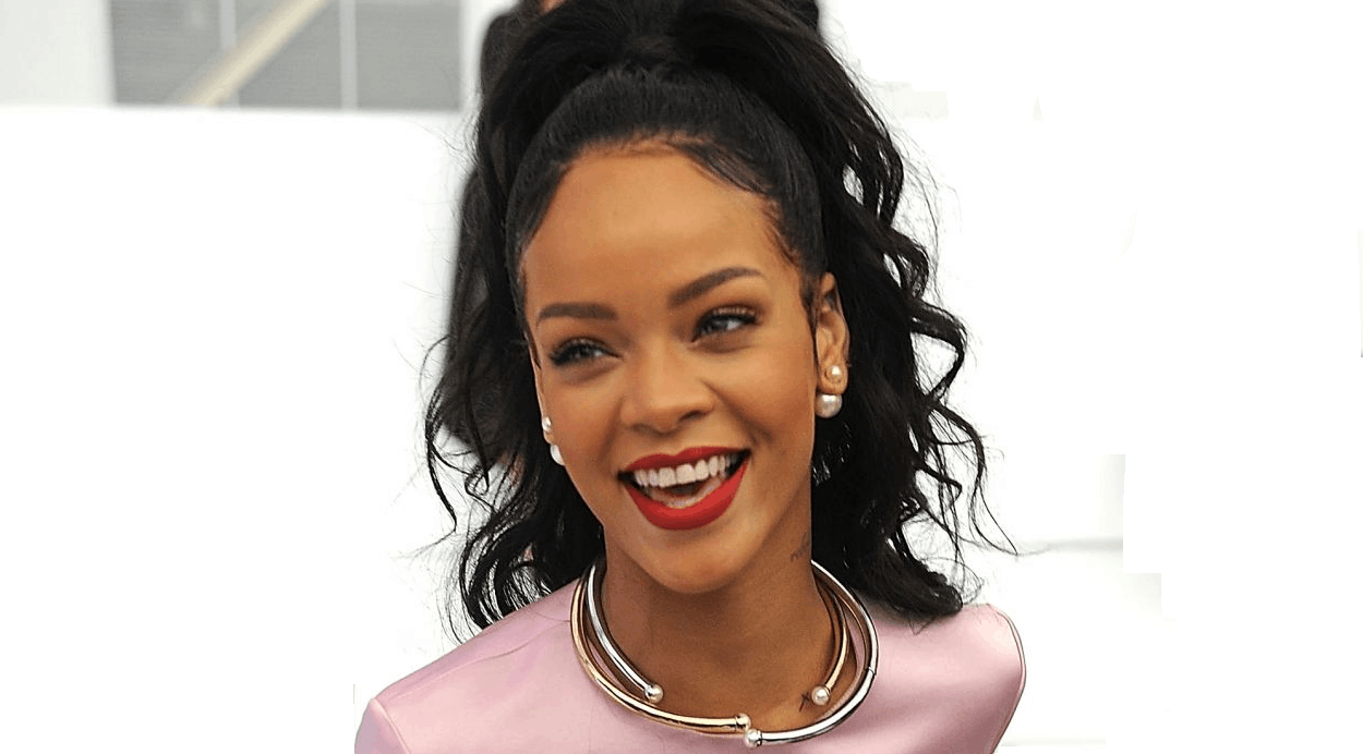 Rihanna un poco pasada de tragos, corta de ropa y hablando en un intento de  “español”