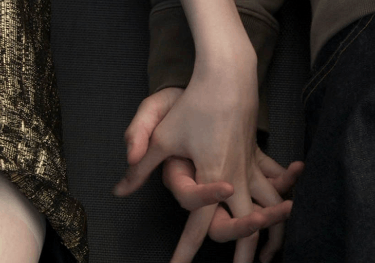 La forma en la que tomas la mano de tu pareja dice mucho de tu relación