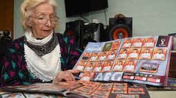 La abuela mundialista: se hizo viral en redes por completar dos álbumes con su jubilación
