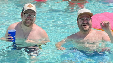 ¡Sorpresa en Reddit! Hombre encontró a su doble exacto en una piscina