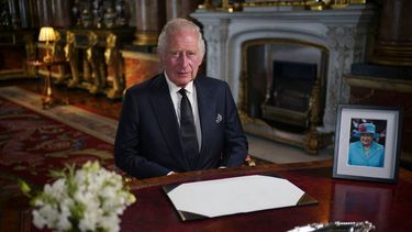 El rey Carlos III se equivocó durante una firma y su reacción se hizo viral